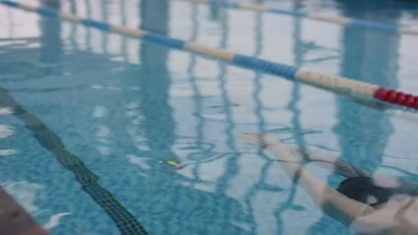 Slowmo Tracking Dello Sportivo Berretto Occhialini Nuoto Piscina — Video Stock