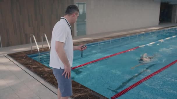 Langzame Opname Van Mannelijke Coach Met Stopwatch Waardoor Duimen Tot — Stockvideo