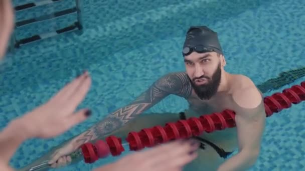 Lento Disparo Nadadora Irreconocible Gesticulando Dando Consejos Hombre Piscina — Vídeos de Stock