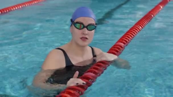 Gözlüklü Şapkalı Mayolu Profesyonel Kadın Yüzücünün Yavaş Portresi Havuzda Mavi — Stok video
