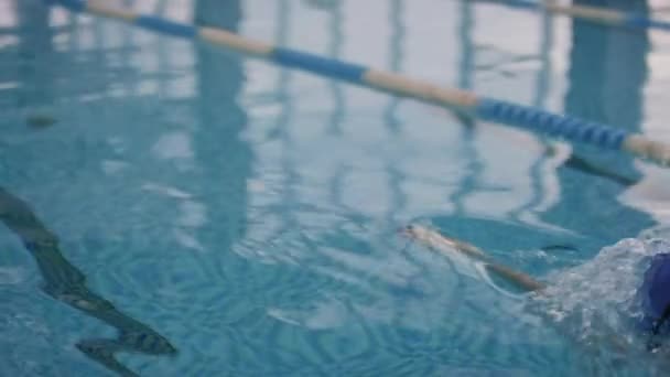 Şapkalı Bilardoda Yüzen Gözlüklü Spor Kadını Ile Yavaş Izleme — Stok video