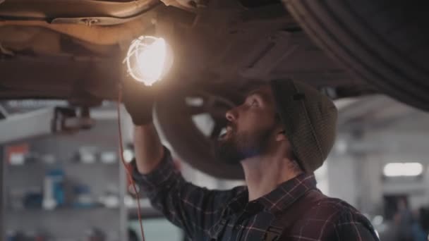 Handheld Schot Van Bebaarde Mannelijke Automonteur Handschoenen Met Draagbare Werklicht — Stockvideo