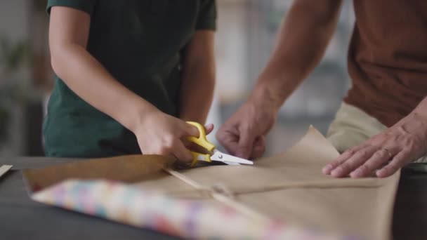 Nagranie Sekcji Środkowej Nierozpoznawalnymi Małymi Dłońmi Chłopca Tnącymi Papier Rzemieślniczy — Wideo stockowe