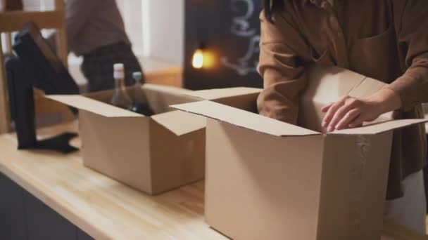 Filmagem Meio Mãos Femininas Irreconhecíveis Colocando Inventário Fora Caixas Preparando — Vídeo de Stock