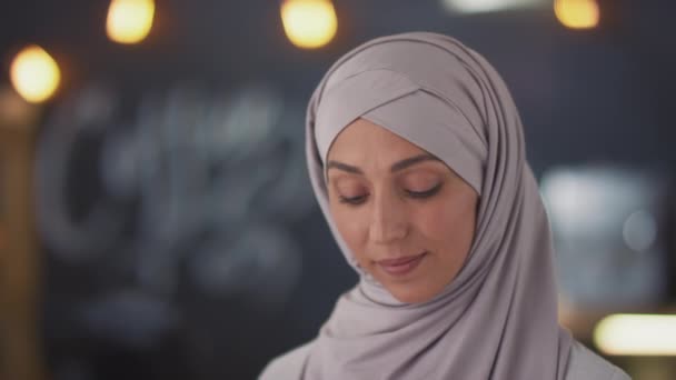 Borst Portret Van Jonge Glimlachende Moslim Coffeeshop Werknemer Hijab Kijken — Stockvideo