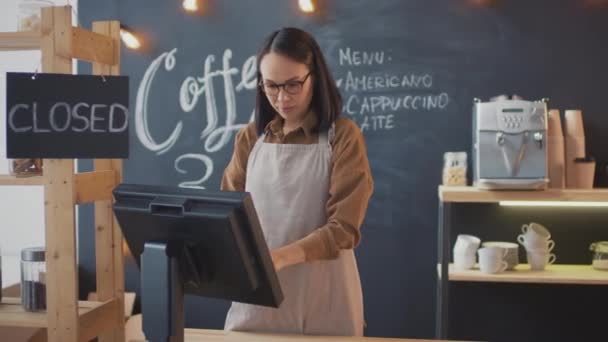 Médio Panning Filmagem Jovem Ásia Pequeno Café Proprietário Dinheiro Mesa — Vídeo de Stock