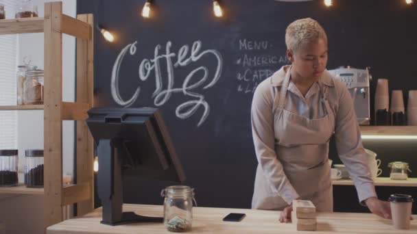 Mediana Toma Joven Mujer Afroamericana Vendedor Café Pie Escritorio Del — Vídeos de Stock