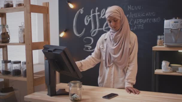 Tembakan Menengah Dari Wanita Muslim Muda Yang Bekerja Kasir Warung — Stok Video