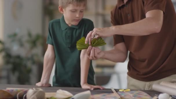 Tilting Slowmo Mediano Disparo Hombre Caucásico Explicando Pequeño Hijo Cómo — Vídeos de Stock