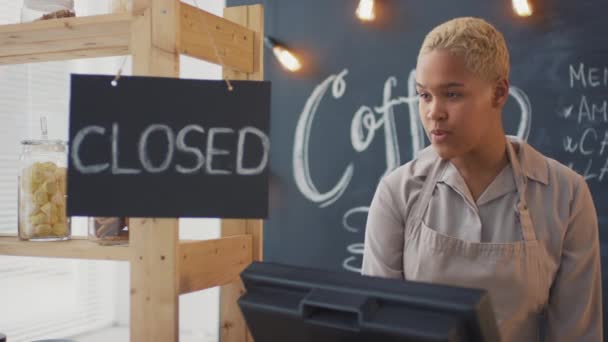 Запись Юного Афроамериканского Продавца Кофе Фартуке Стоящего Кассы Открывающего Вывеску — стоковое видео