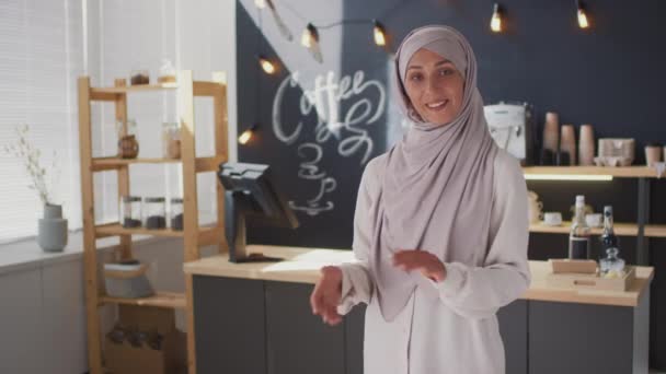 Retrato Medio Una Joven Musulmana Feliz Trabajando Como Vendedora Café — Vídeos de Stock