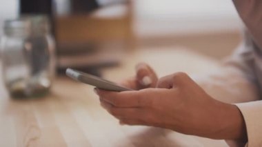 Tanımlanamayan kadınların mesajlaşan ve akıllı telefondan yayın yapan ellerini yakın plan görüntüle