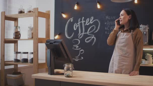 Mediana Disparo Alegre Asiática Vendedora Trabajando Pequeña Cafetería Cubierta Teniendo — Vídeos de Stock