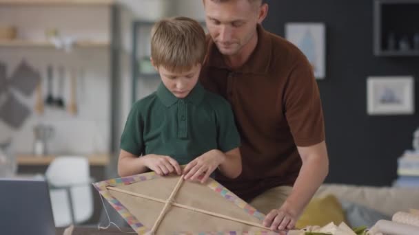 Kippbares Zeitlupen Porträt Von Liebenden Vater Und Sohn Die Wohnzimmer — Stockvideo