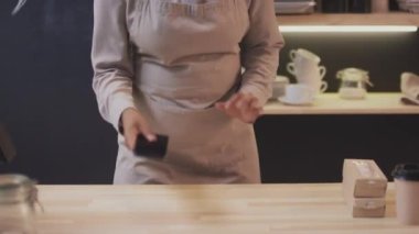 Neşeli ve enerjik Afro-Amerikan kahve satıcısının yakın çekimleri akıllı telefon dansından ve eğlencesinden iyi haberler alıyor.