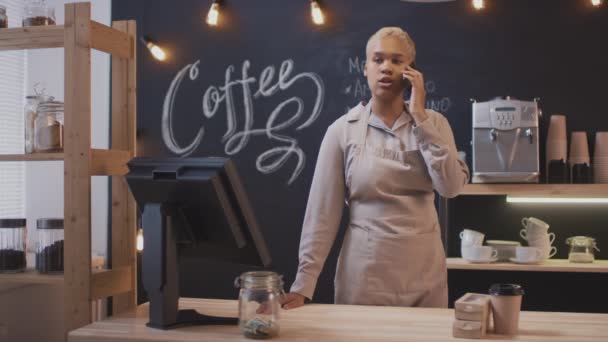 Fotografía Media Del Joven Vendedor Café Afroamericano Teniendo Una Conversación — Vídeos de Stock