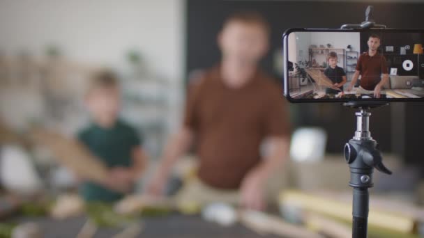 Mediana Toma Padre Hijo Filmando Vídeo Teléfono Inteligente Cómo Hacer — Vídeo de stock