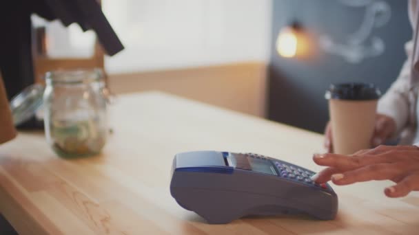 Close Mulher Irreconhecível Comprando Café Cafeteria Anexando Smartphone Terminal Para — Vídeo de Stock