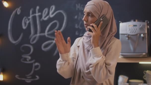 Střední Close Vážné Koncentrované Muslimské Ženy Hidžábu Mluvit Telefonu Obchodním — Stock video