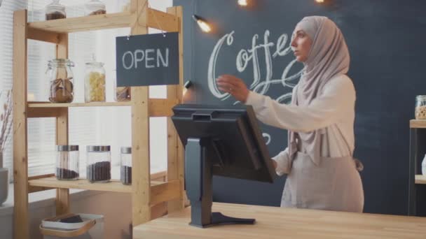Μέτριο Πλάνο Της Κουρασμένης Μουσουλμάνα Γυναίκα Που Εργάζονται Πωλητής Καφέ — Αρχείο Βίντεο