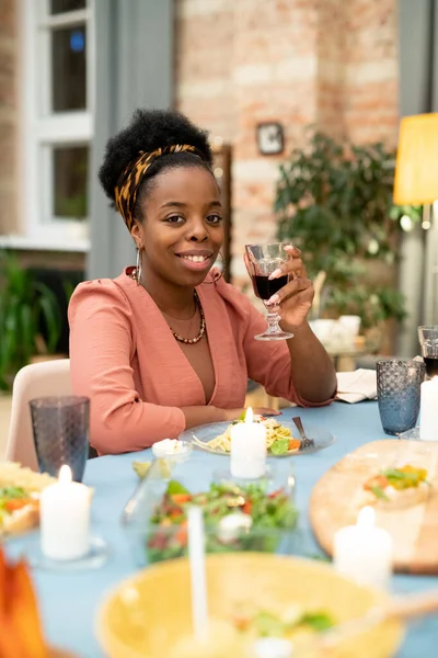 Glad Ung Afrikansk Kvinna Jublar Upp Med Ett Glas Rött — Stockfoto