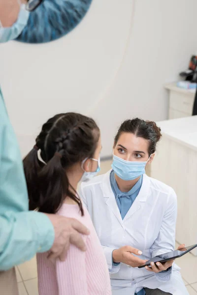 Jonge Vrouwelijke Oogarts Beschermend Masker Whitecoat Met Behulp Van Tablet — Stockfoto