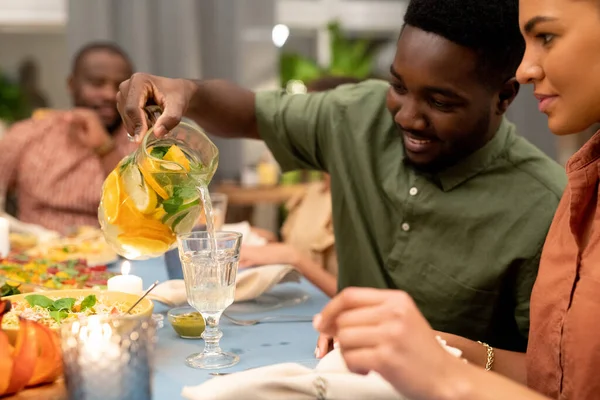 Glad Afrikansk Kille Häller Färsk Hemlagad Lemonad Glas Sin Syster — Stockfoto