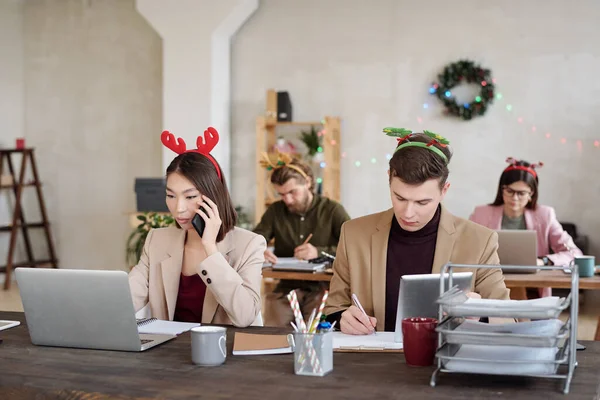 Genç Çağdaş Kültürler Arası Arkadaşları Şık Günlük Giysiler Xmas Saç — Stok fotoğraf