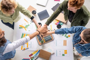 Kültürler arası dört genç tasarımcının ya da yazılım geliştiricilerinin çizimler, içkiler ve diğer şeylerle el ele tutuşmalarının özeti.