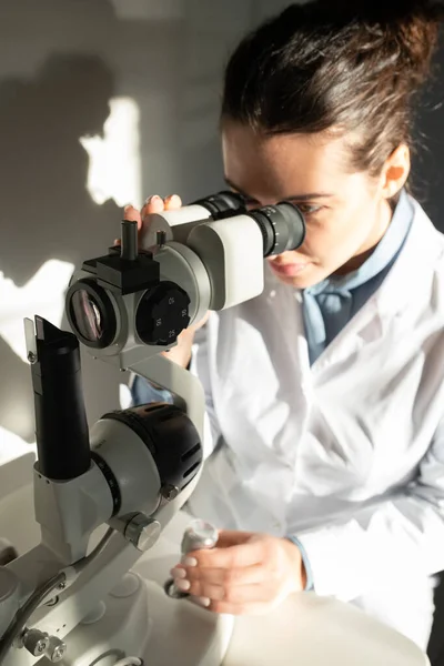 Unga Kvinnliga Ögonläkare Whitecoat Tittar Genom Okulärer Medicinsk Utrustning För — Stockfoto