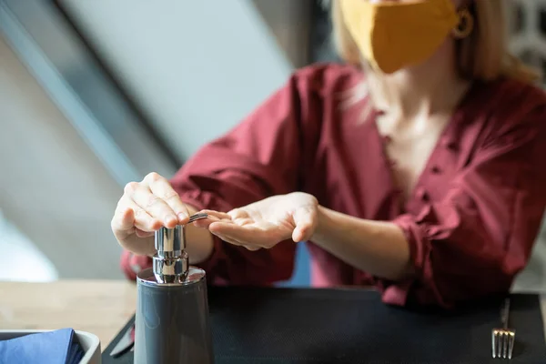Manos Mujer Joven Contemporánea Presionando Dispensador Frasco Plástico Con Desinfectante — Foto de Stock