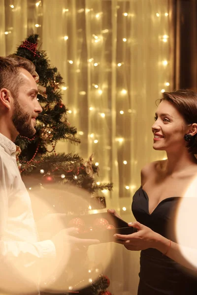 Jovem Mulher Elegante Feliz Dando Bolas Brinquedo Vermelho Para Marido — Fotografia de Stock