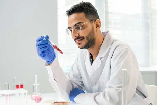 Handschoenen Hedendaagse Onderzoeker Whitecoat Zoek Naar Kolf Met Een Aantal — Stockfoto