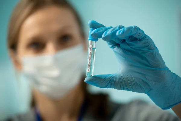 Handschoenenhand Van Hedendaagse Jonge Vrouwelijke Onderzoeker Medisch Laboratoriumwerker Met Een — Stockfoto