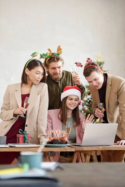 Cheerful Managers Flutes Champagne Looking Laptop Display While Toasting Congratulating — Stock Photo, Image