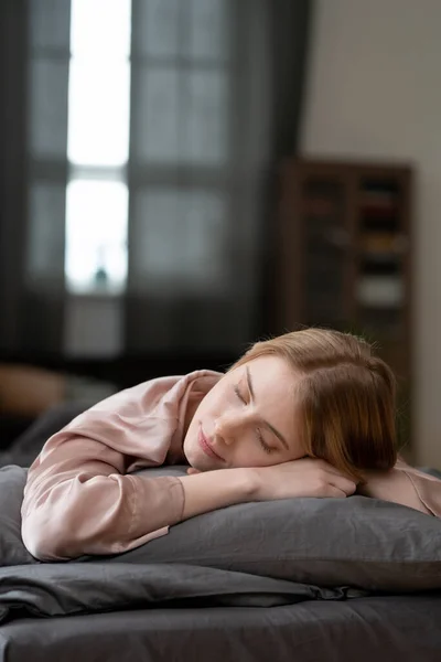 Feliz Jovem Loira Pijama Seda Bege Mantendo Cabeça Travesseiro Macio — Fotografia de Stock
