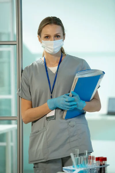 Giovane Seria Clinica Uniforme Maschera Protettiva Guanti Possesso Documenti Medici — Foto Stock