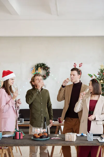 Grupo Jóvenes Gerentes Oficina Ropa Casual Inteligente Diademas Navidad Bebiendo —  Fotos de Stock