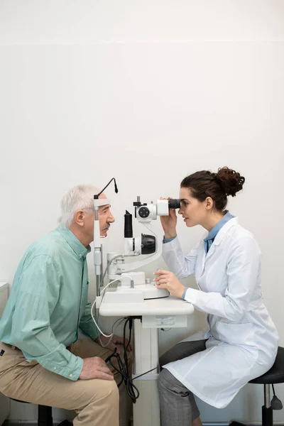 Seitenansicht Einer Jungen Brünetten Augenärztin Weißem Kittel Die Medizinische Geräte — Stockfoto