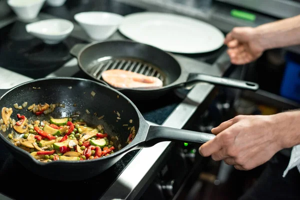 Hands Male Chef Roasting Piece Salmon Vegetable Stew Hot Frying — Stock Photo, Image