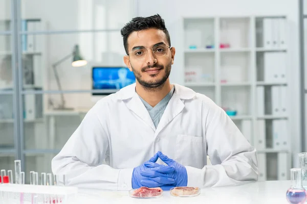 Joven Investigador Científico Exitoso Whitecoat Mirándolo Mientras Está Sentado Lugar — Foto de Stock