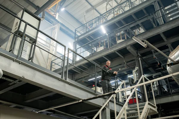 Glatzköpfiger Ingenieur Oder Vorarbeiter Einer Modernen Industrieanlage Der Einer Großen — Stockfoto