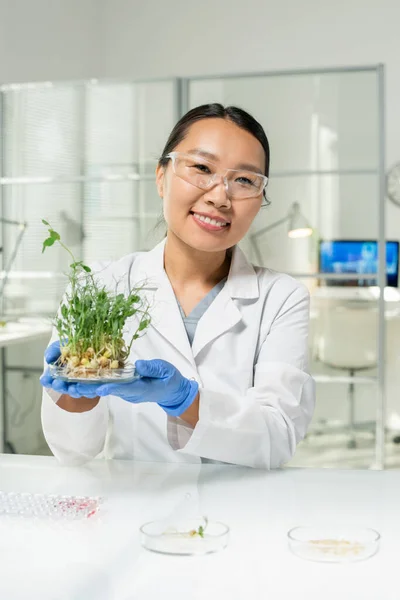 Feliz Joven Guante Trabajadora Laboratorio Investigadora Científica Que Mira Mientras —  Fotos de Stock