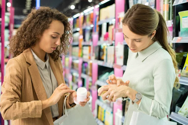 Dos Jóvenes Elegantes Clientes Femeninos Con Bolsas Papel Que Aplican —  Fotos de Stock