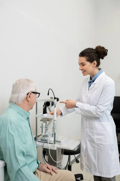 Jonge Vrolijke Vrouwelijke Oogarts Whitecoat Stand Medische Apparatuur Klinieken Tijdens — Stockfoto