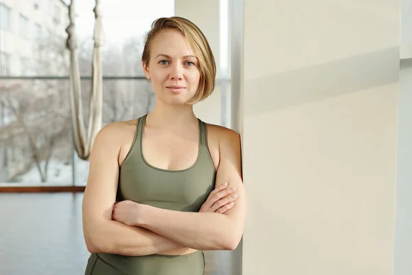 Gri Eşofmanlı Mutlu Genç Kadın Yoga Eğitmeni Kollarını Göğüs Göğüste — Stok fotoğraf