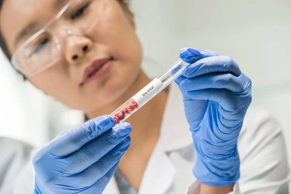 Handschoen Jonge Vrouwelijke Werknemer Van Voedsel Kwaliteitscontrole Bedrijf Fles Met — Stockfoto