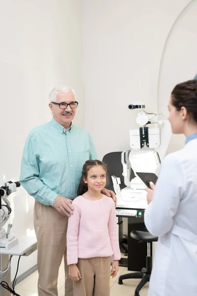 Happy Senior Man His Granddaughter Standing Front Young Female Ophthalmologist — Stock Photo, Image