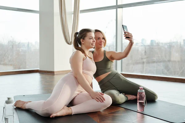 Due Donne Forma Splendidi Tuta Fare Selfie Palestra Mentre Seduto — Foto Stock