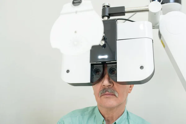 Älterer Männlicher Patient Sitzt Vor Einem Ophthalmologischen Gerät Und Schaut — Stockfoto